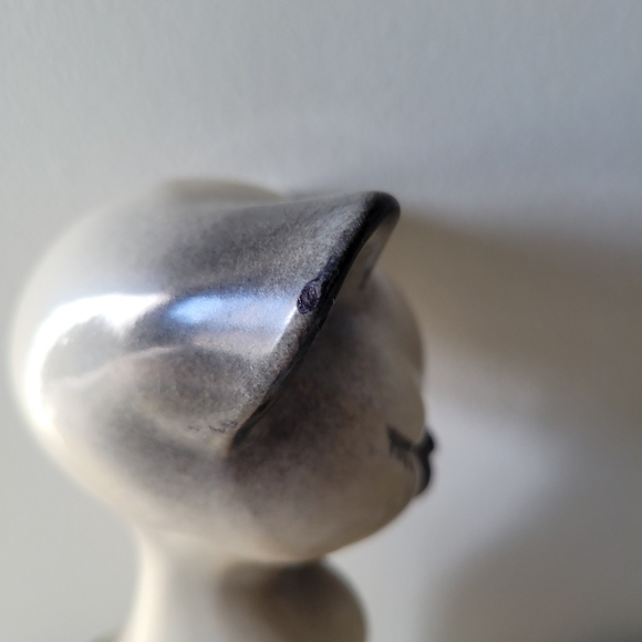 Siamese ceramic cat with a gentle expression and cute lashes - Picture 6 of 8